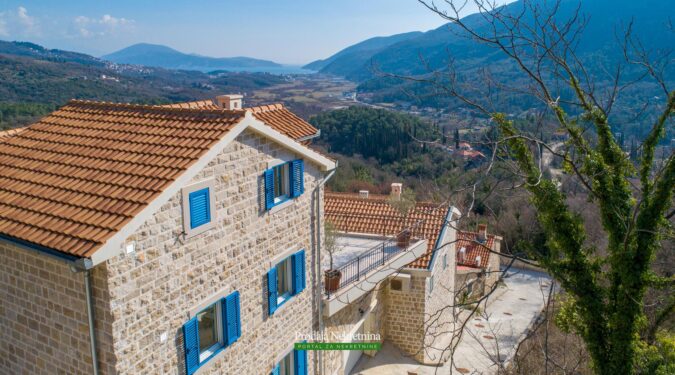 Kuca sa bazenom na prodaju u Herceg Novi