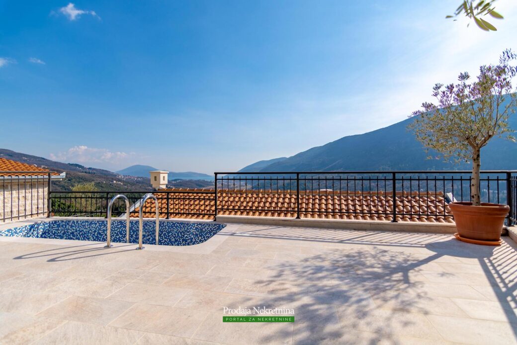 Kuca sa bazenom na prodaju u Herceg Novi