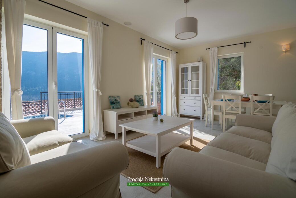 Kuca sa bazenom na prodaju u Herceg Novi