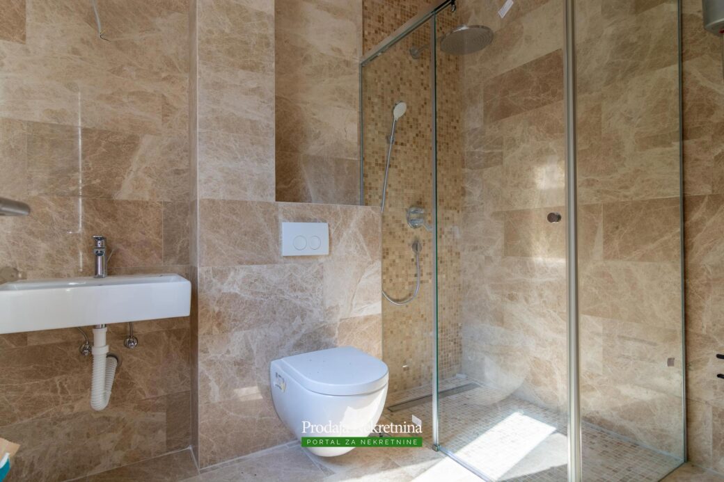 Luksuzni apartman sa bazenom u Budvi