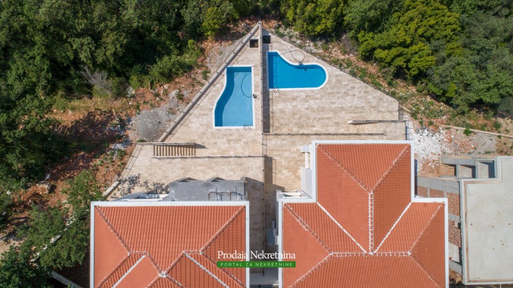 Luksuzni apartman sa bazenom u Budvi