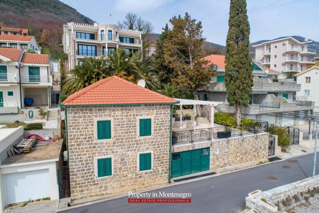 Luxury-waterfront-villa-for-sale-in-Montenegro (10)