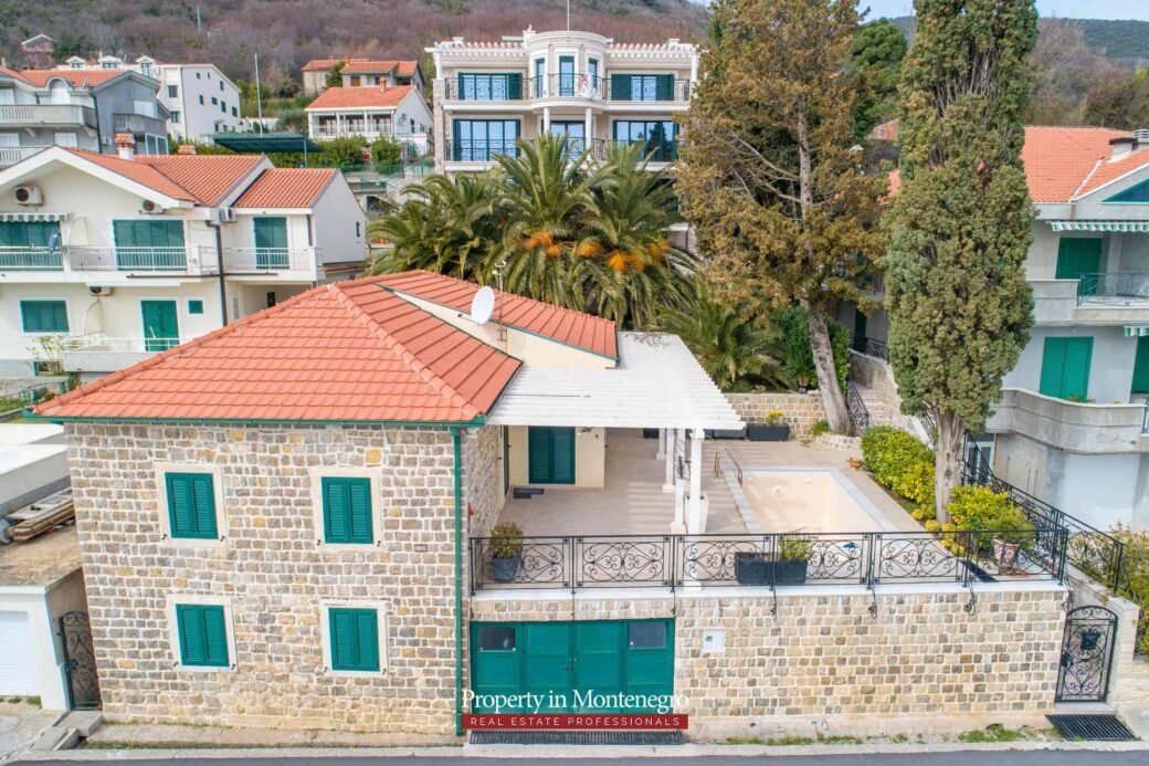 Luxury-waterfront-villa-for-sale-in-Montenegro (14)