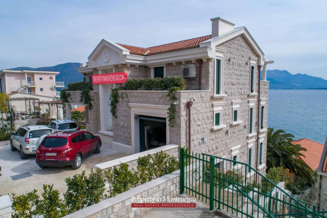 Luxury-waterfront-villa-for-sale-in-Montenegro (17)