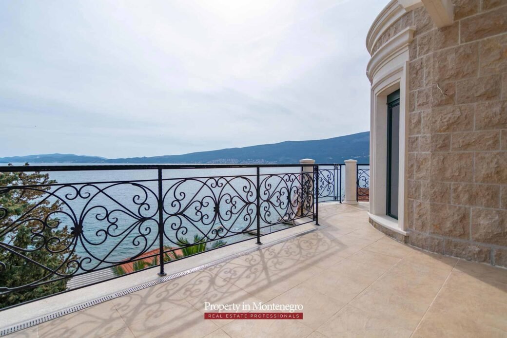 Luxury-waterfront-villa-for-sale-in-Montenegro (35)