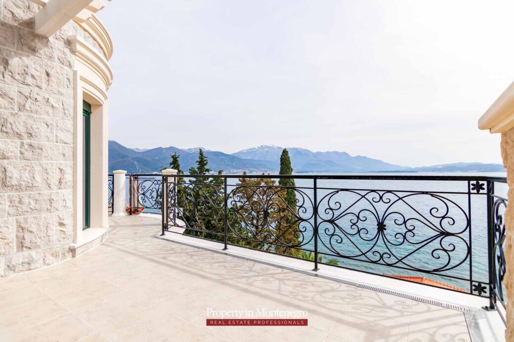 Luxury-waterfront-villa-for-sale-in-Montenegro (40)