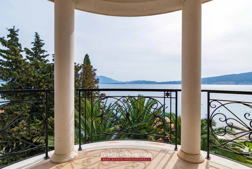 Luxury-waterfront-villa-for-sale-in-Montenegro (5)