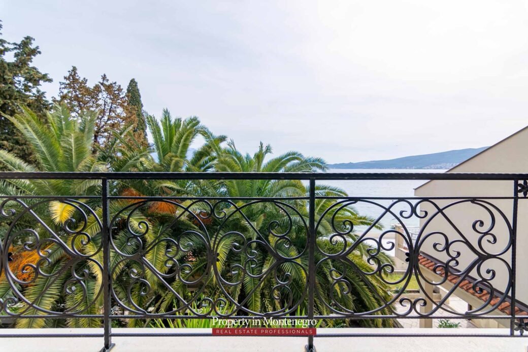 Luxury-waterfront-villa-for-sale-in-Montenegro (52)