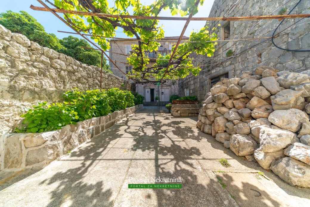 Old stone house for sale in Kotor
