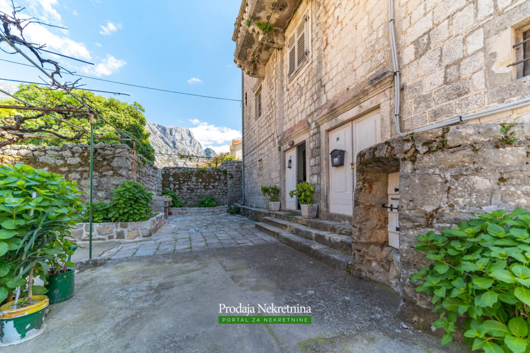 Old stone house for sale in Kotor