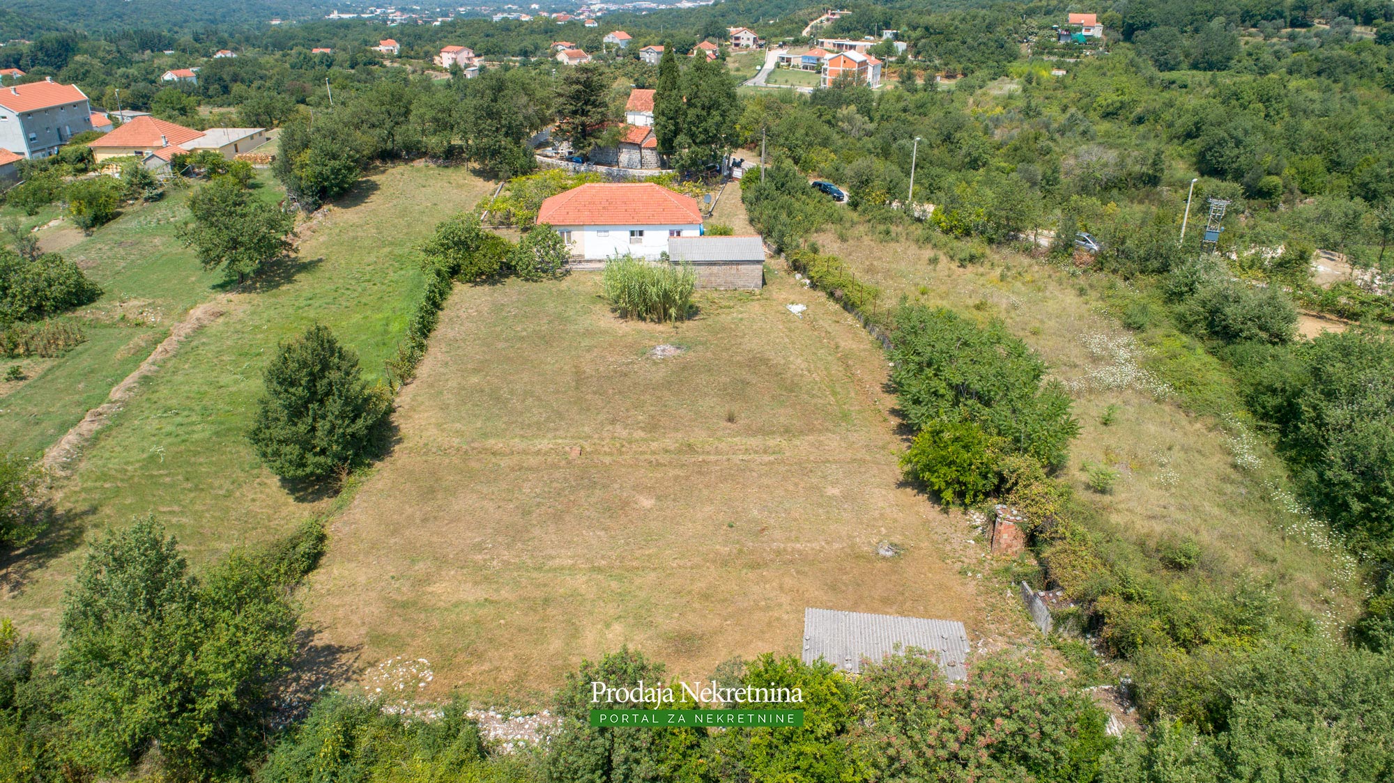 Zemlja i stara kuća na prodaju u Tivtu 