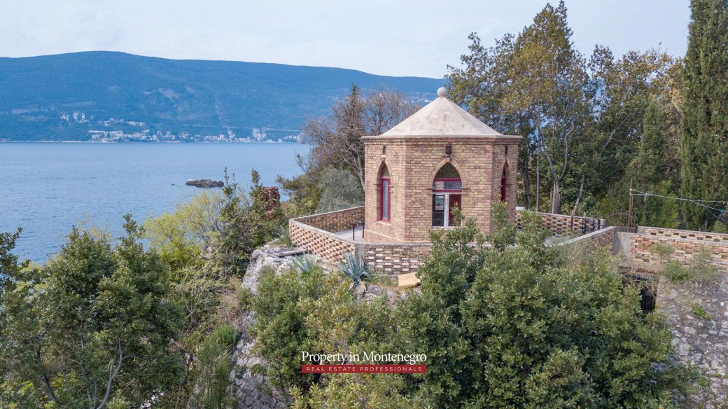 Castle house for sale in Herceg Novi