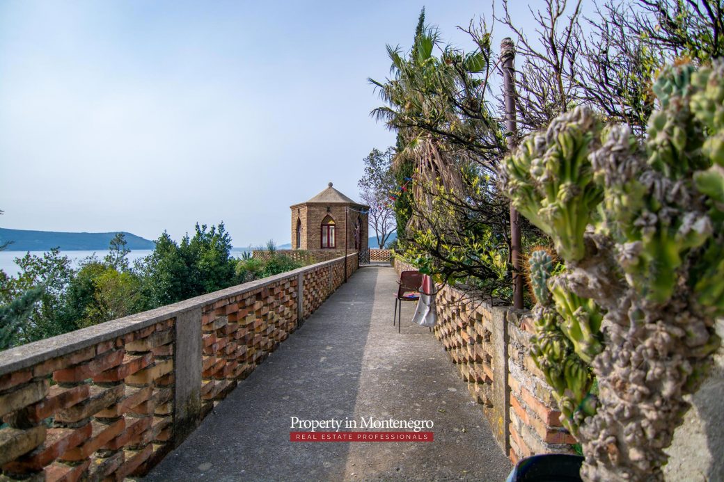 Castle house for sale in Herceg Novi