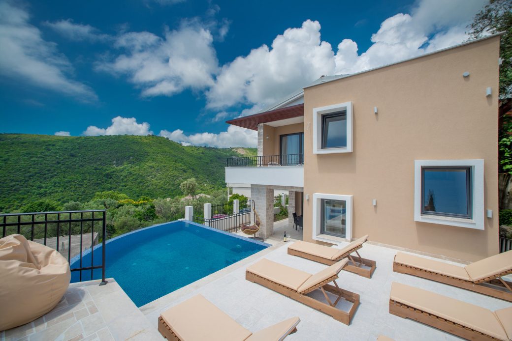 Villa with swimming pool for sale in Budva