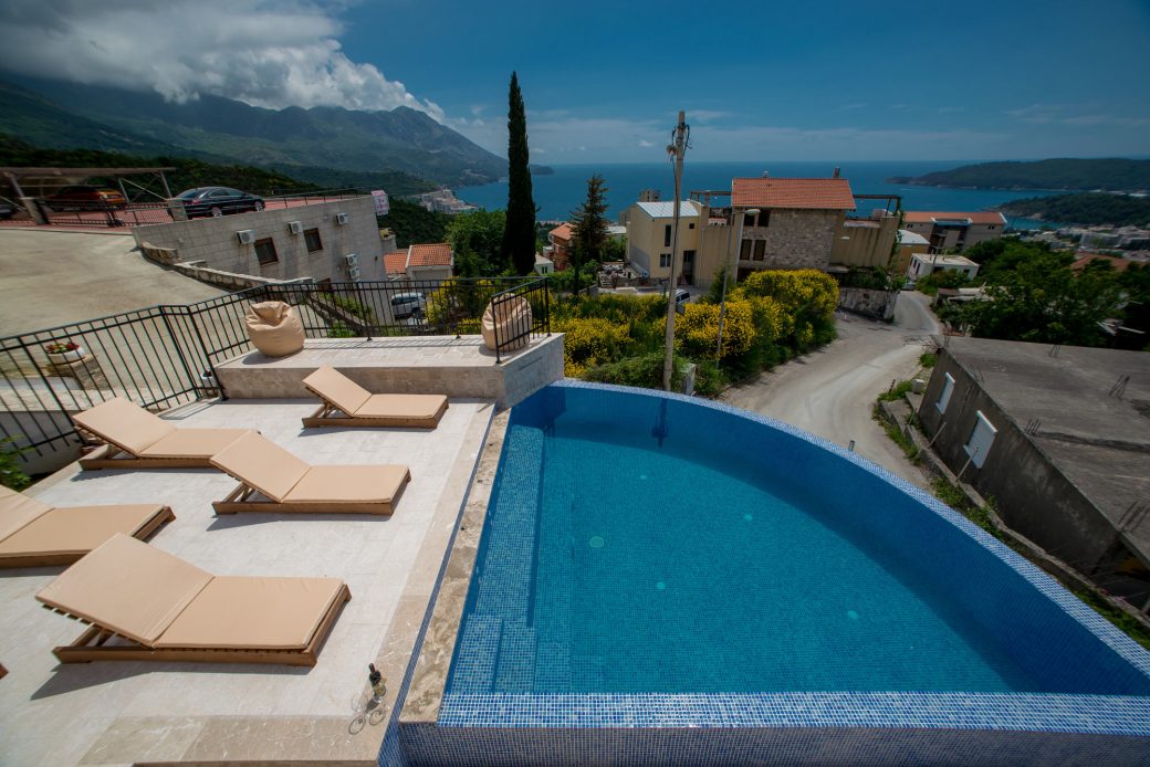 Villa with swimming pool for sale in Budva