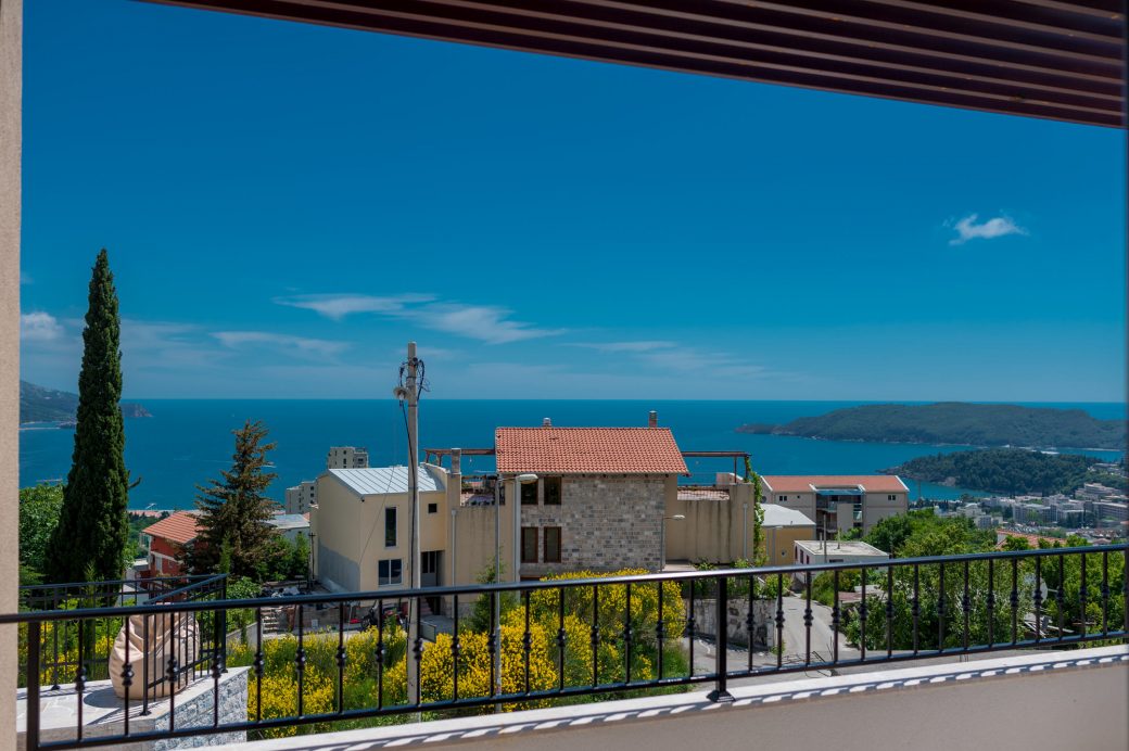 Villa with swimming pool for sale in Budva