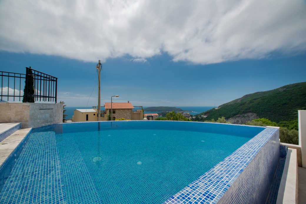 Villa with swimming pool for sale in Budva