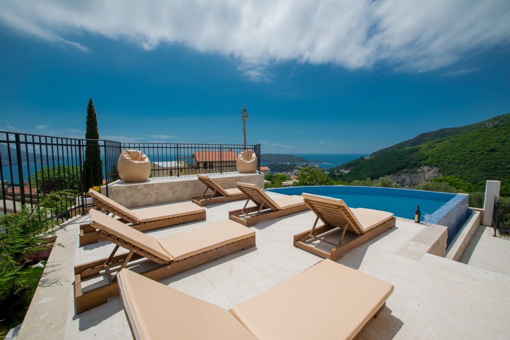 Villa with swimming pool for sale in Budva