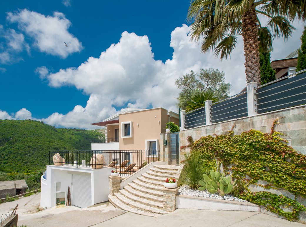 Villa with swimming pool for sale in Budva