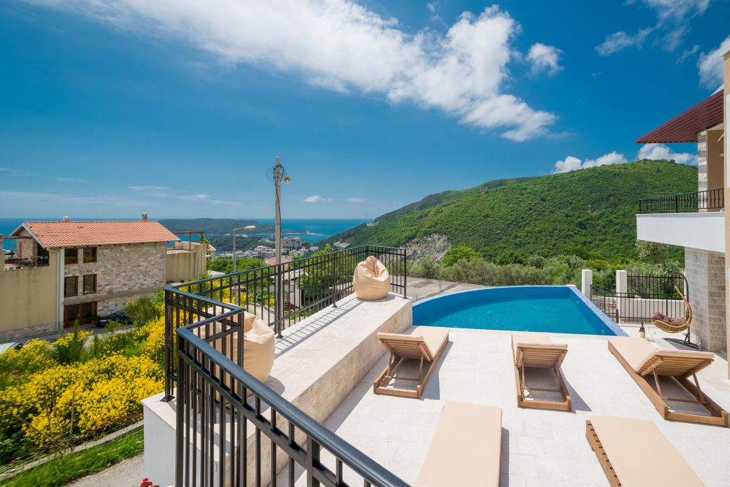 Villa with swimming pool for sale in Budva