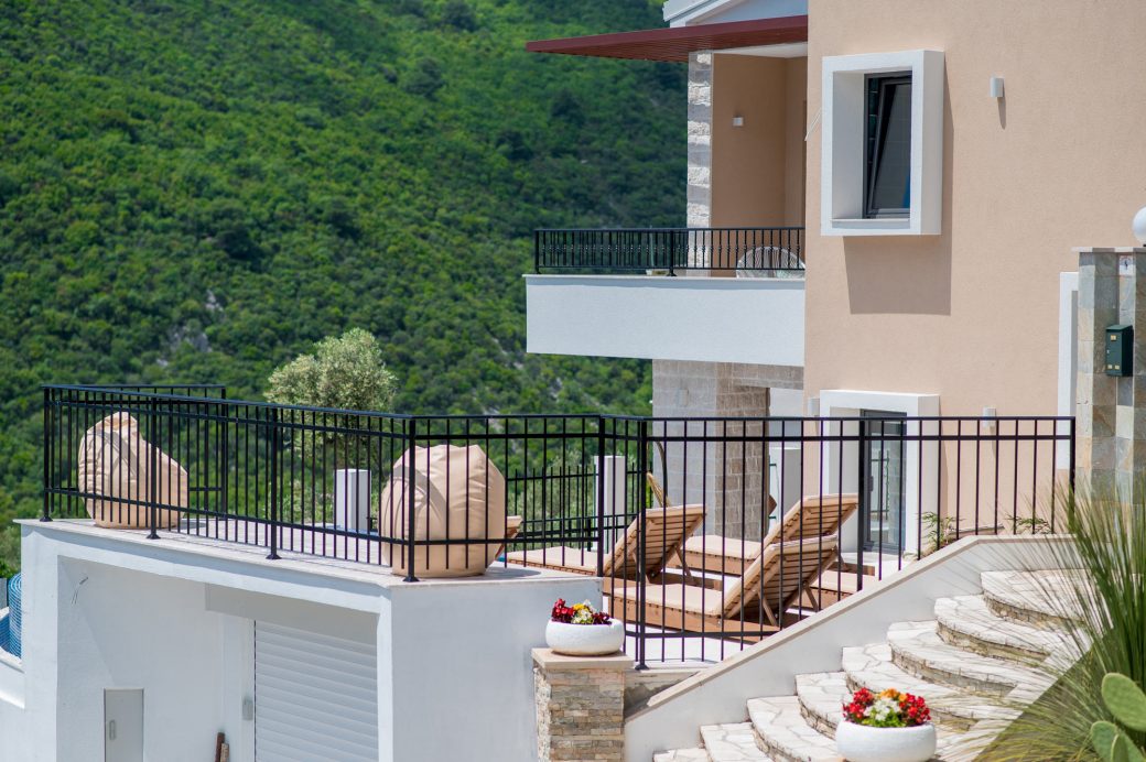 Villa with swimming pool for sale in Budva