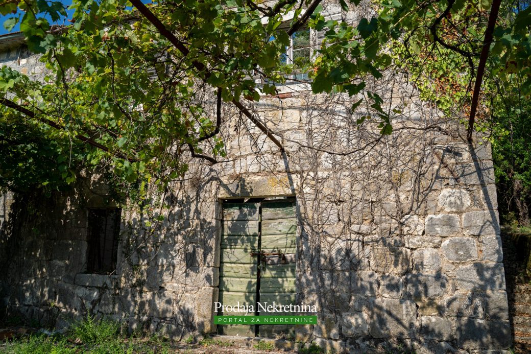 Na prodaju dvije kamene kuce u Tivtu