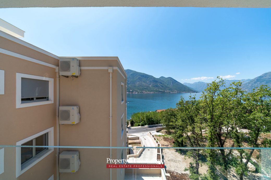 Apartment for sale in Dobrota