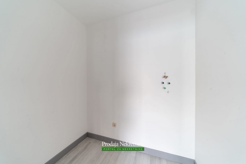 Na prodaji apartman sa bazenom u Boki Kotorskoj