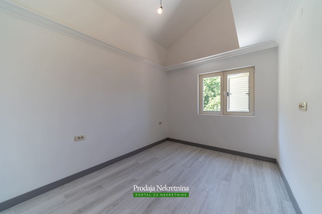 Na prodaji apartman sa bazenom u Boki Kotorskoj