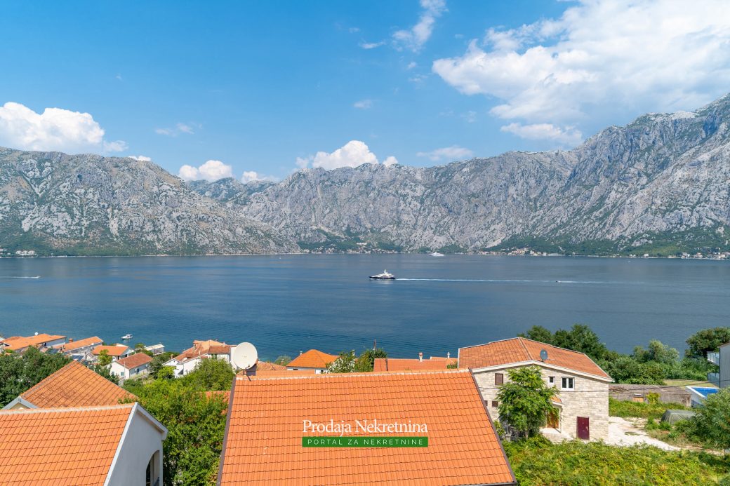 Na prodaji apartman sa bazenom u Boki Kotorskoj