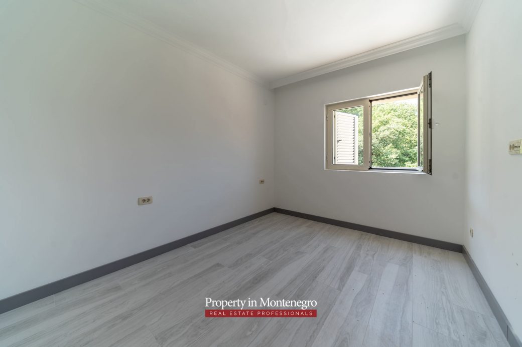 Apartment with swimming pool for sale in Prcanj