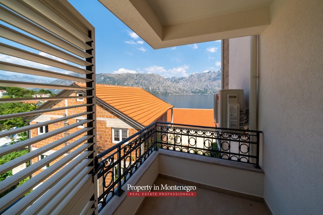 Apartment with swimming pool for sale in Prcanj