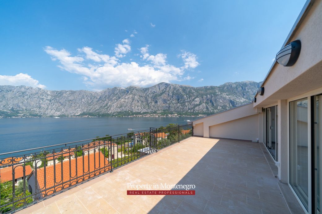 Apartment with swimming pool for sale in Prcanj