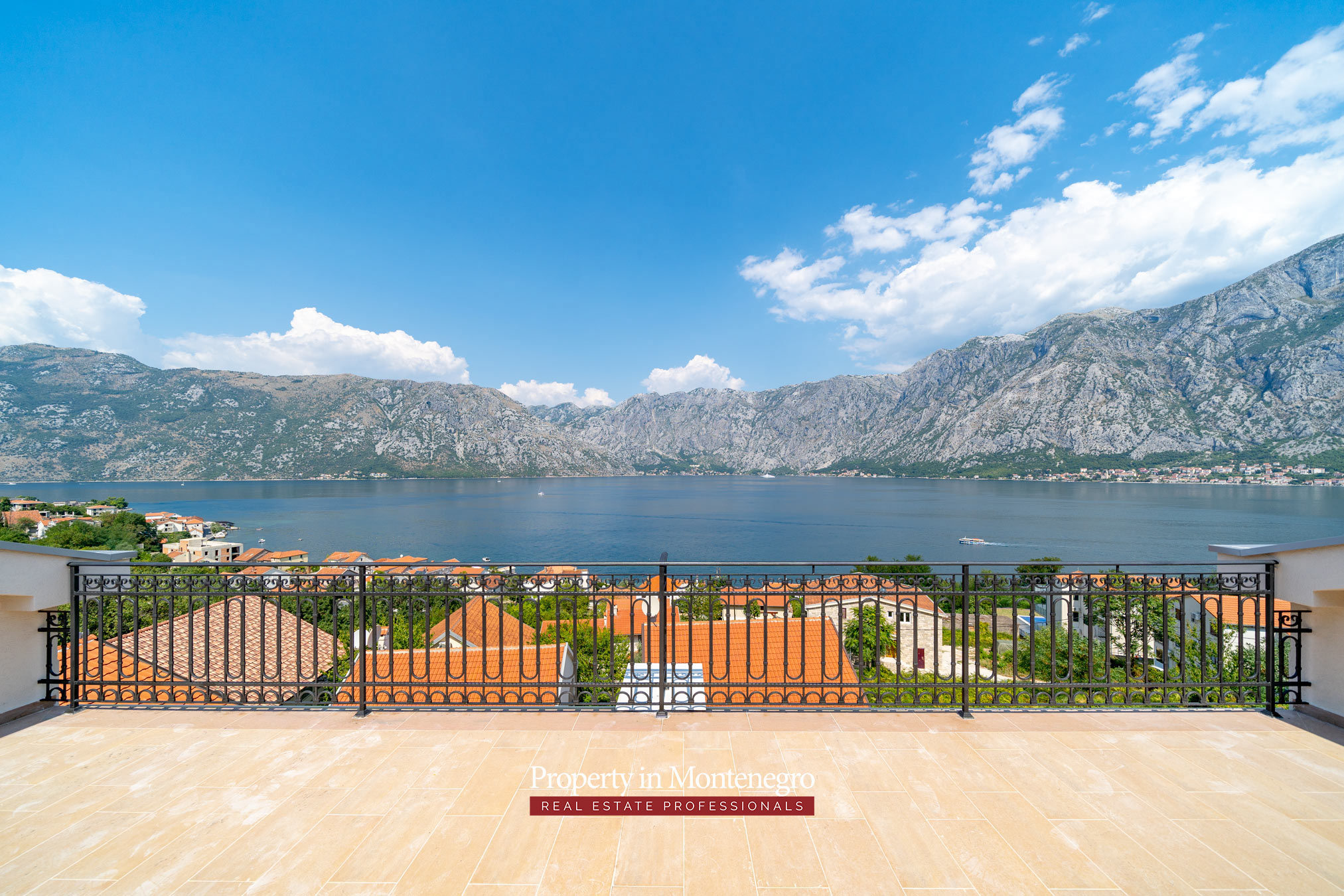 Apartment with swimming pool for sale in Prcanj