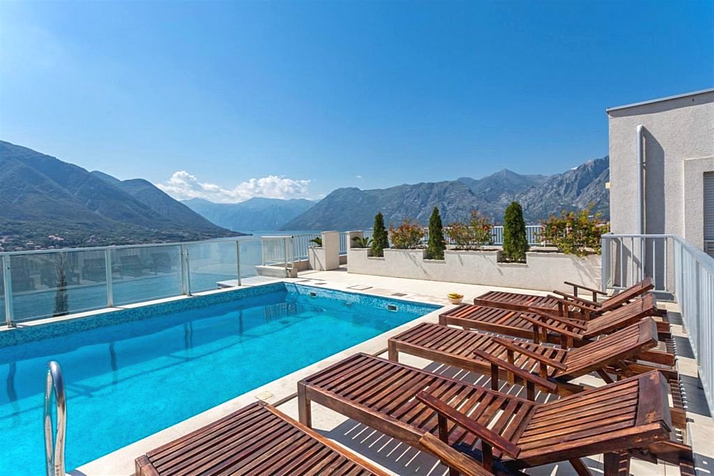 Penthouse for sale in Dobrota
