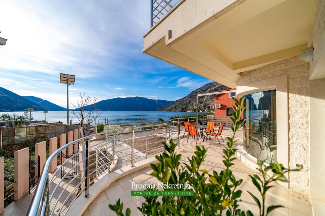 Two bedroom apartment in Risan
