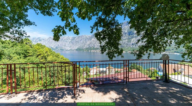 House for sale in Kotor Bay