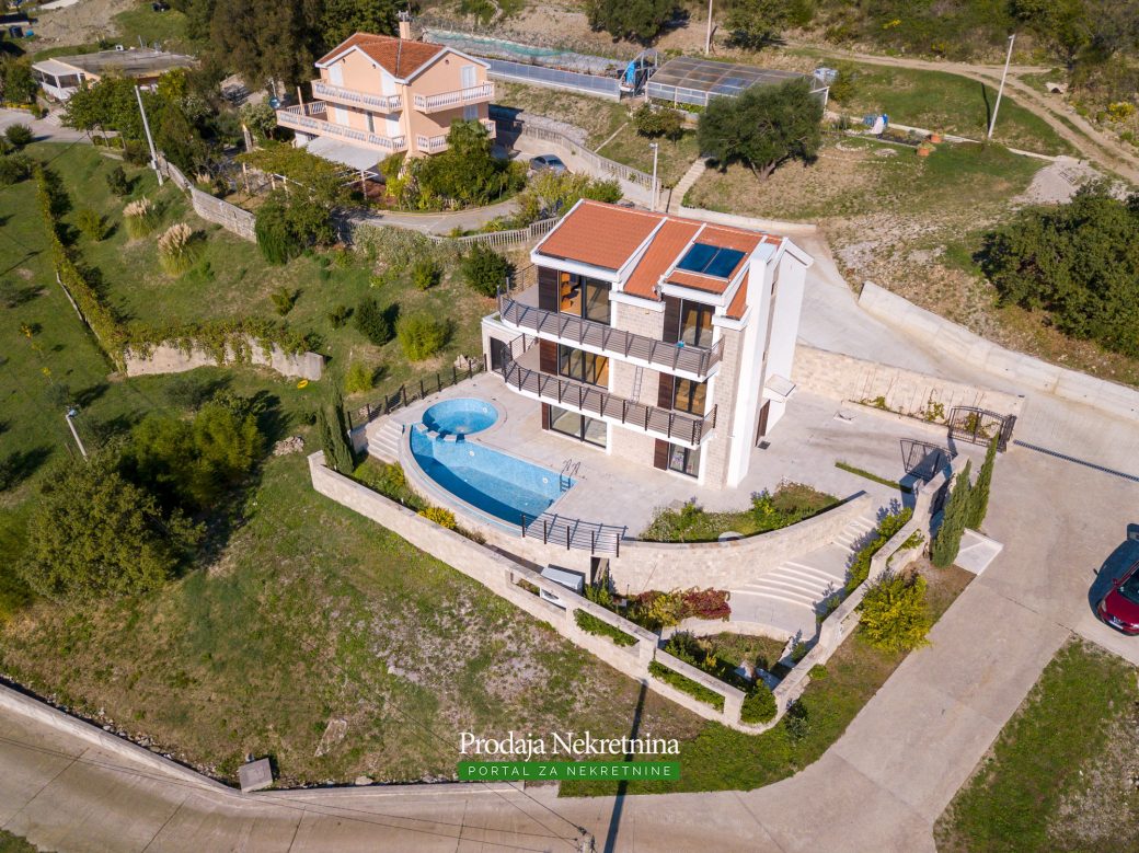 House with swimming pool for sale in Tivat