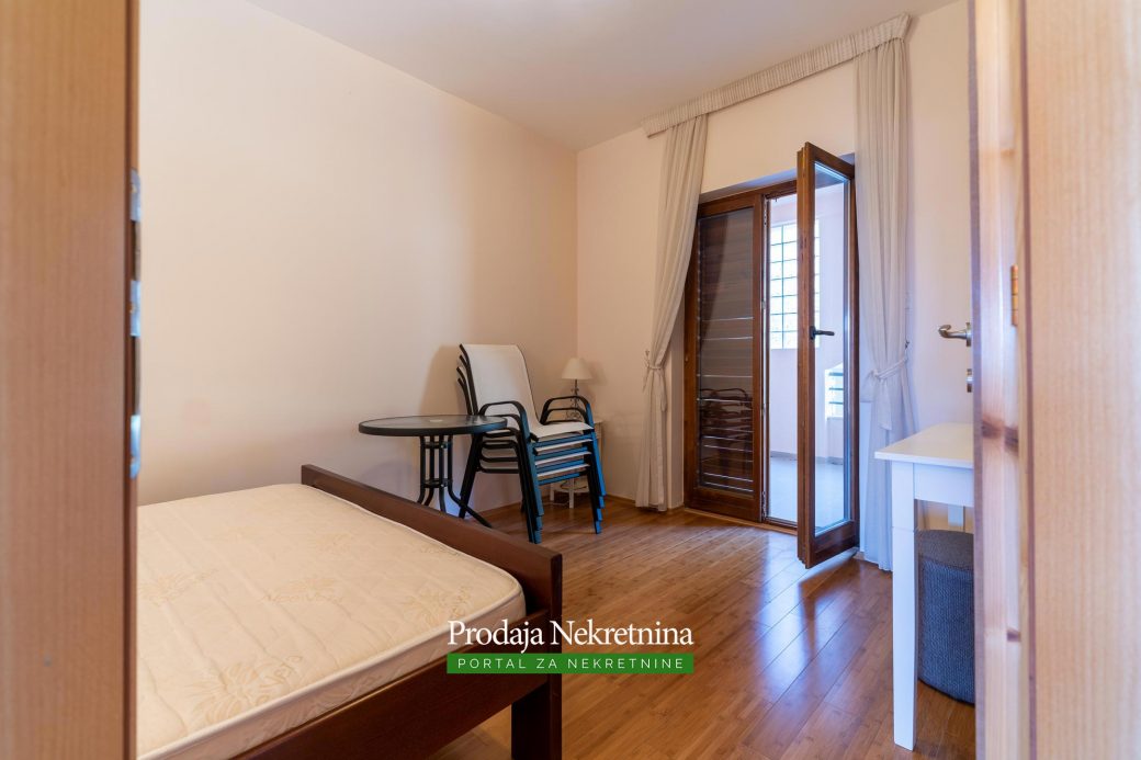 Duplex sa bazenom u Kamenarima