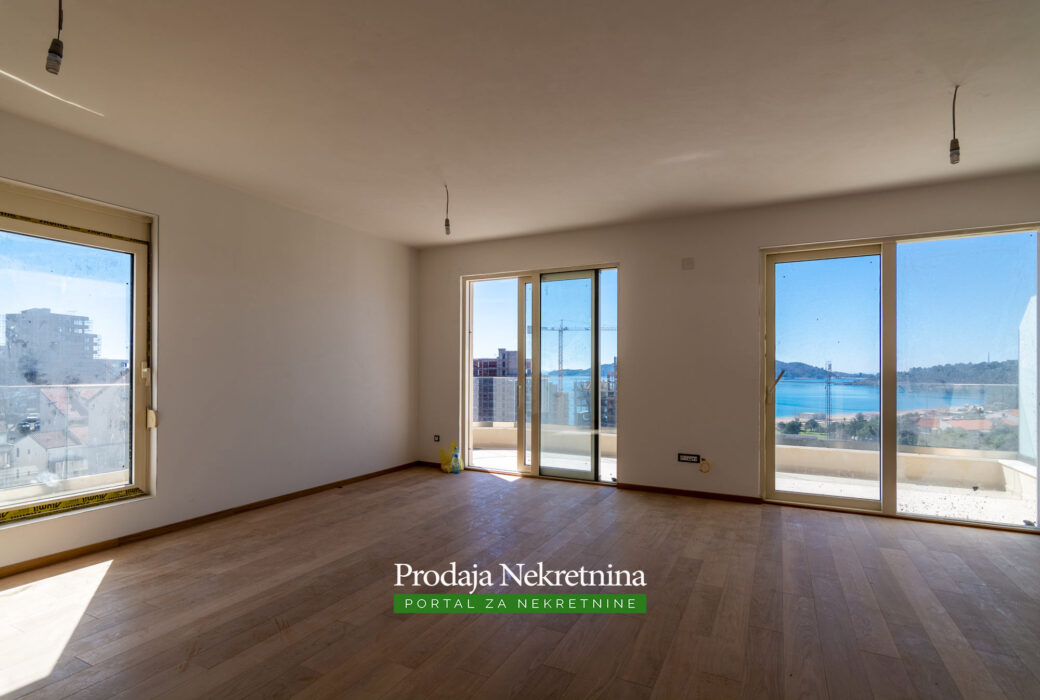 Seaview apartment in Becici