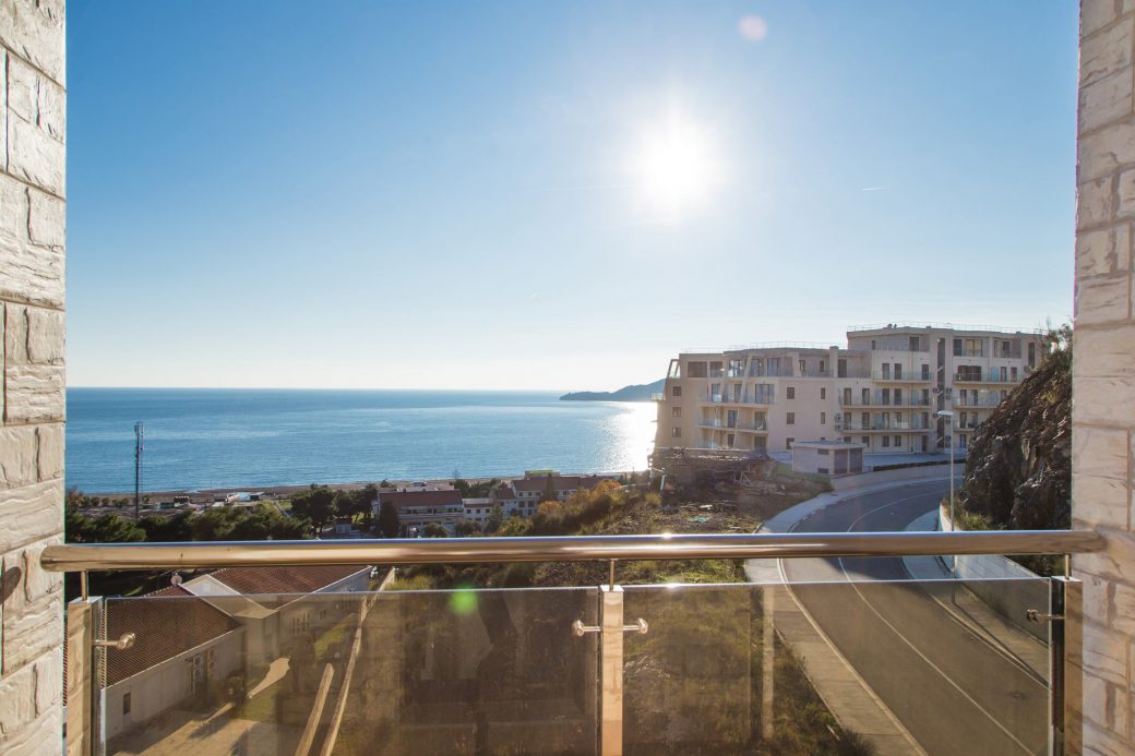 Seaview apartment in Becici