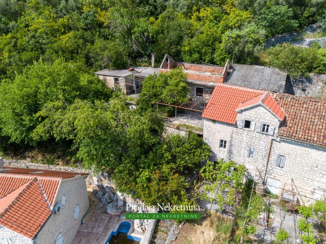 Prodaje se zemljiste u Boku Kotorsku
