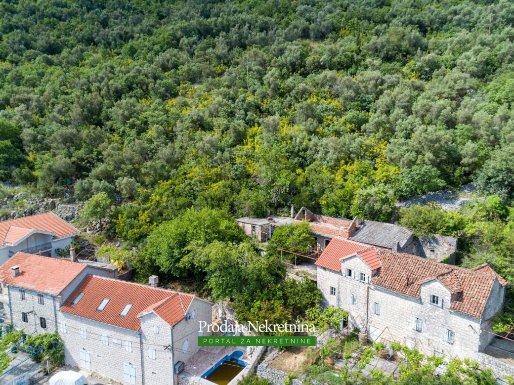 Prodaje se zemljiste u Boku Kotorsku