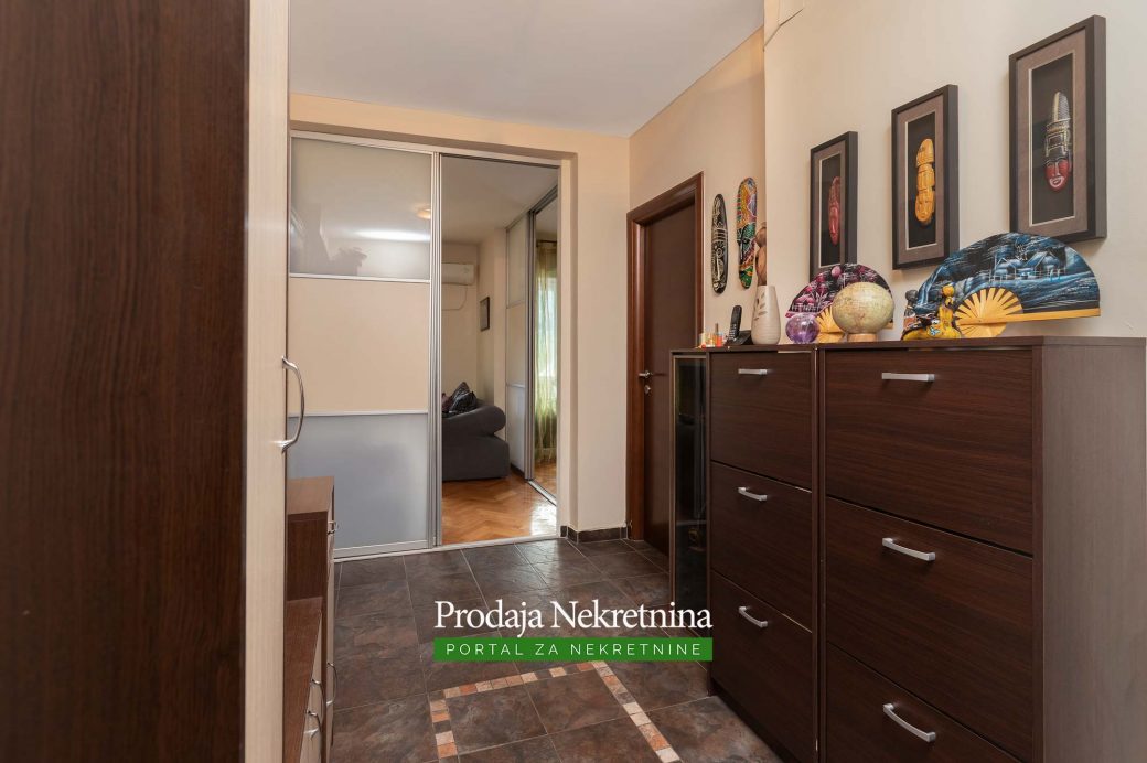 Prodaje se apartman u Dobroti