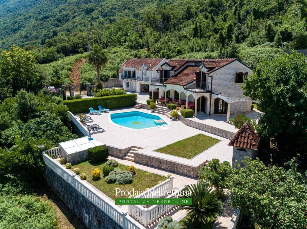 Villas-with-swimming-pool-for-sale-in-Bay-of-Kotor (11)