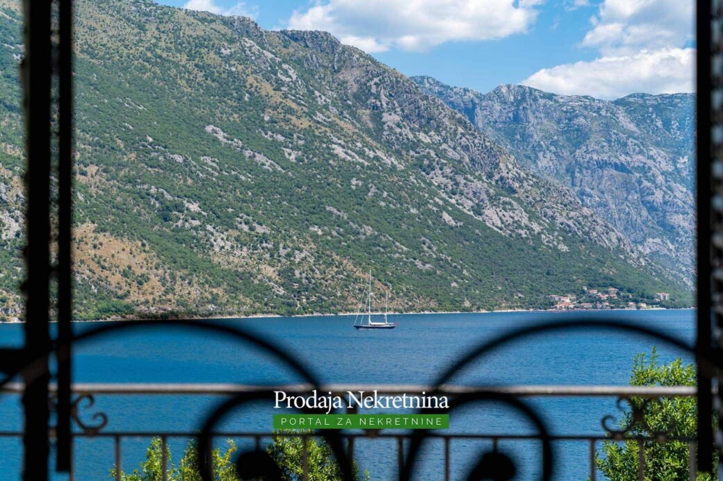 Villas-with-swimming-pool-for-sale-in-Bay-of-Kotor (3)