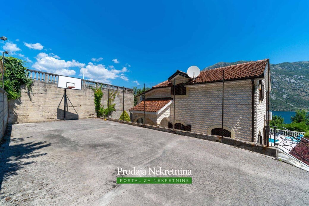 Villas-with-swimming-pool-for-sale-in-Bay-of-Kotor (32)