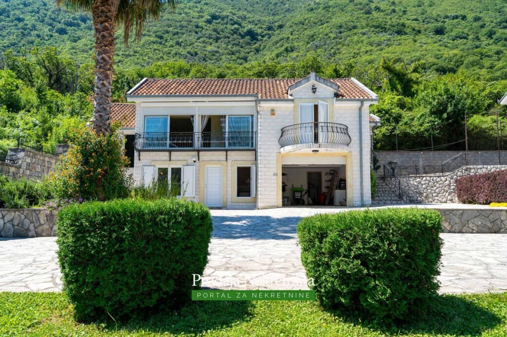 Villas-with-swimming-pool-for-sale-in-Bay-of-Kotor (6)