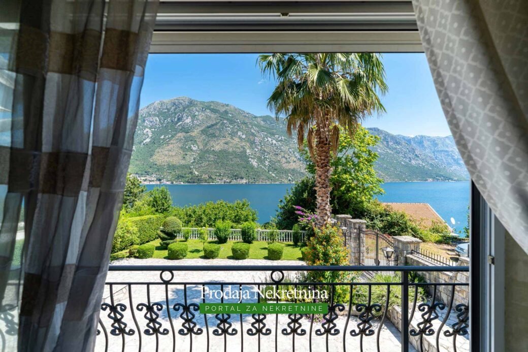 Villas-with-swimming-pool-for-sale-in-Bay-of-Kotor (9)