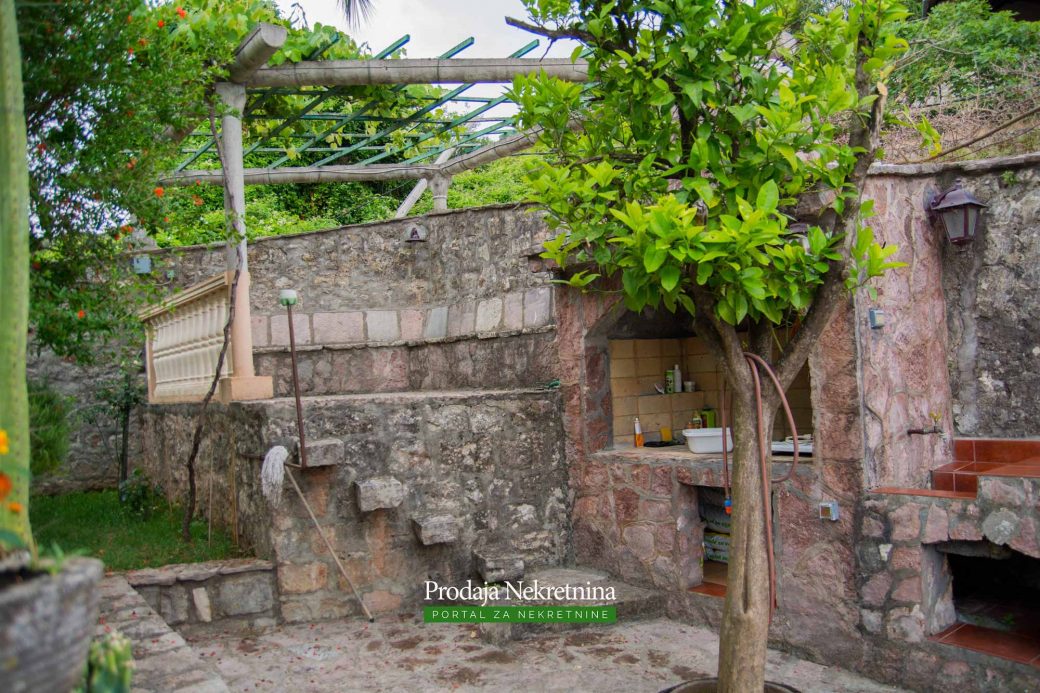 House for sale in Lustica
